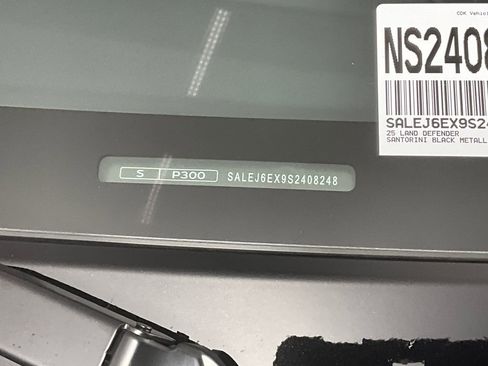 Used 2025 Land Rover Defender 90 S image 11