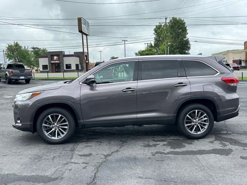 Used 2019 Toyota Highlander XLE FWD image 3