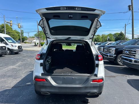 Used 2016 Jeep Cherokee Latitude w/ Cold Weather Group AWD/4WD image 14