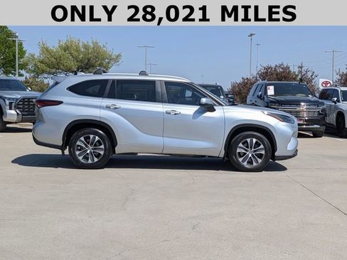 Used 2024 Toyota Highlander XLE FWD image 4