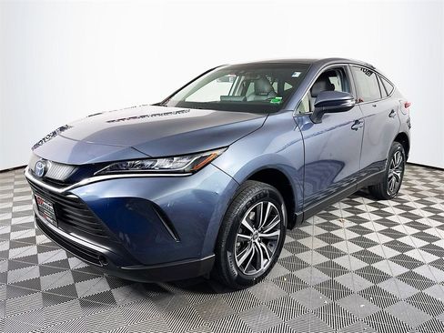 Used 2022 Toyota Venza LE image 3