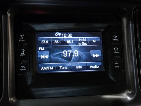 Used 2015 Dodge Challenger SXT image 20