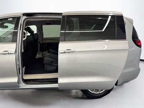 Used 2024 Chrysler Pacifica Touring-L FWD image 26