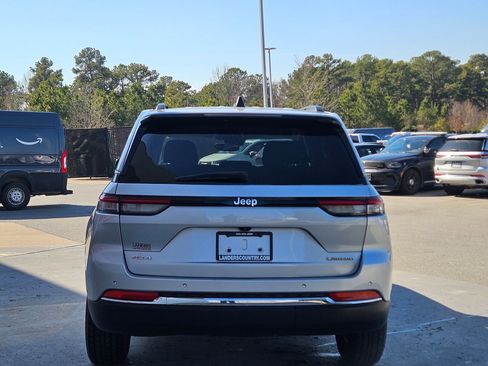 Used 2024 Jeep Grand Cherokee Laredo image 6