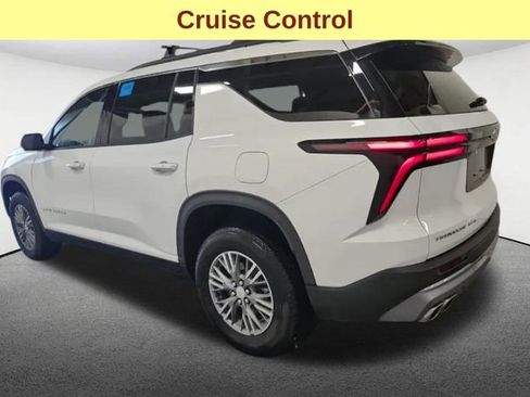 Used 2025 Chevrolet Traverse LT w/ Driver Confidence Package image 8