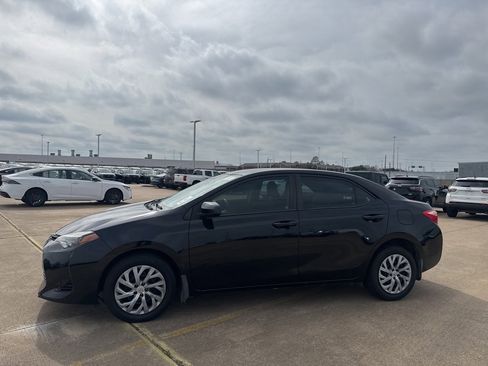 Used 2017 Toyota Corolla LE image 11