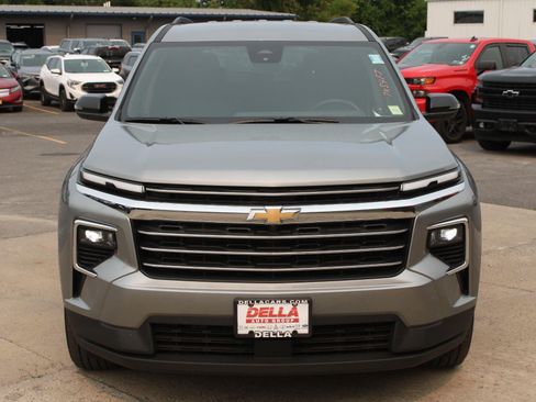 Used 2026 Chevrolet Traverse LT AWD/4WD image 2