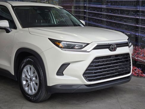 Certified 2024 Toyota Grand Highlander XLE image 2