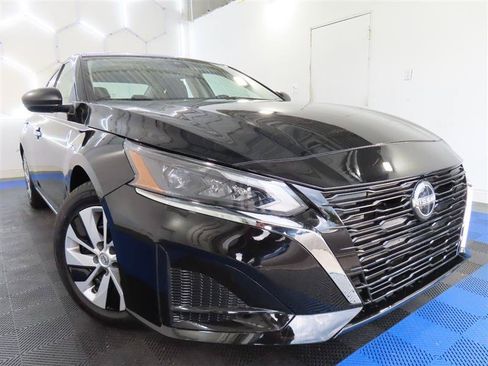 Used 2024 Nissan Altima 2.5 S FWD image 3