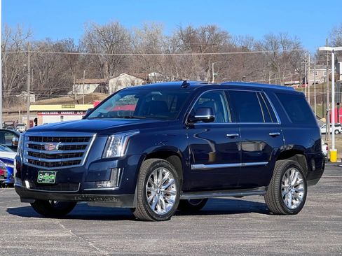 Used 2020 Cadillac Escalade Luxury AWD/4WD image 3