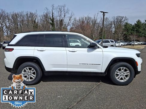 Used 2023 Jeep Grand Cherokee Laredo image 7