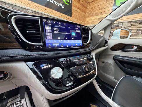 Used 2022 Chrysler Pacifica Limited FWD image 18