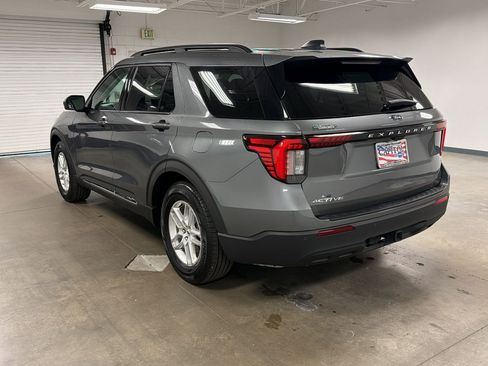 Used 2025 Ford Explorer Active image 3