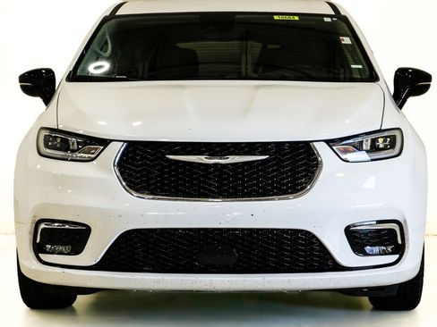 Used 2024 Chrysler Pacifica Touring-L FWD image 2