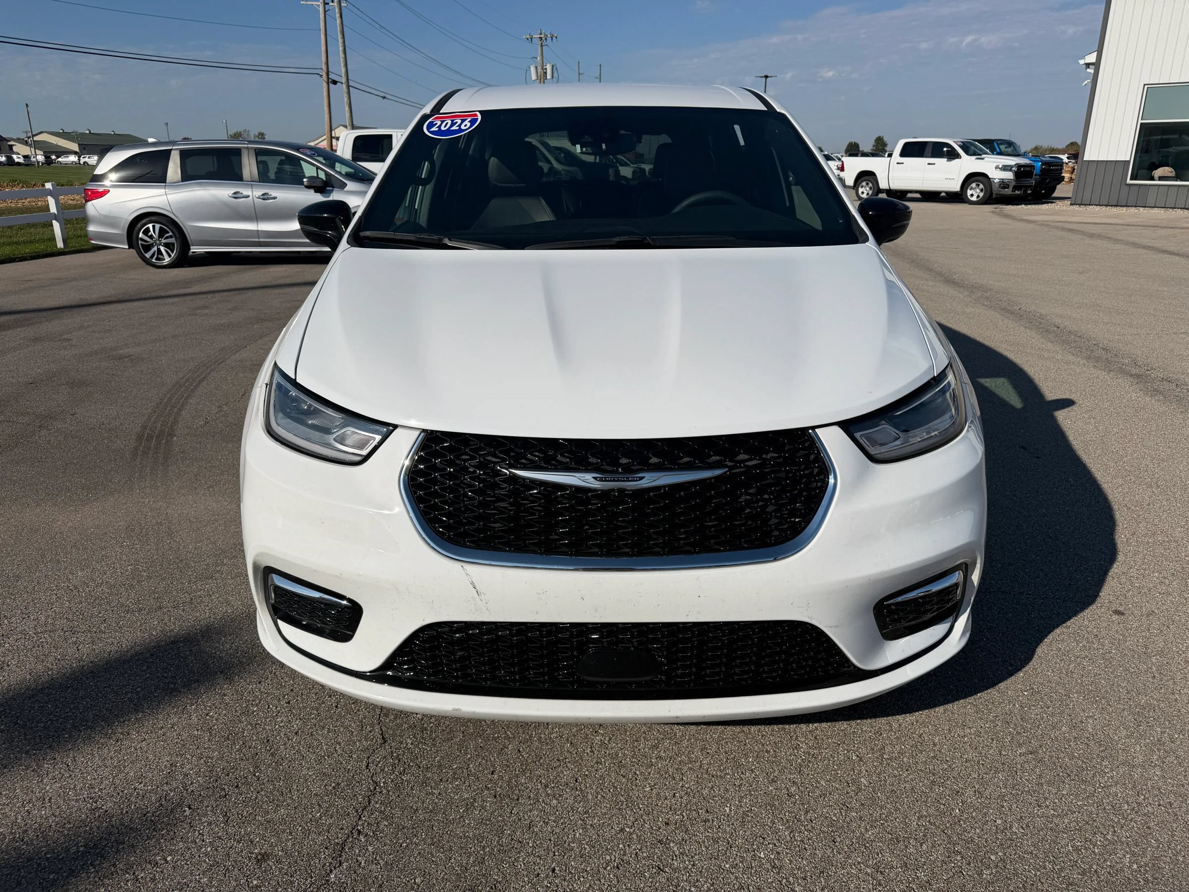 Used 2026 Chrysler Pacifica Select FWD image 5
