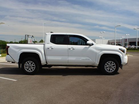 Used 2024 Toyota Tacoma SR5 AWD/4WD image 21
