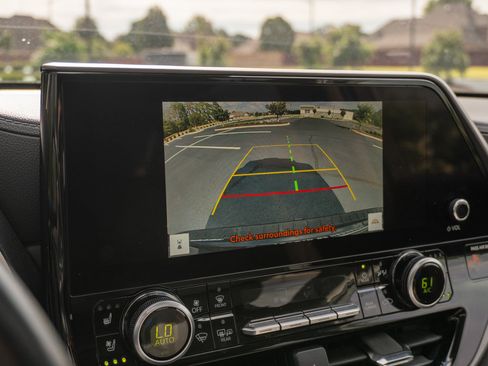 Used 2023 Toyota Highlander Limited FWD image 27