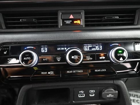 Used 2025 Honda Pilot TrailSport image 15