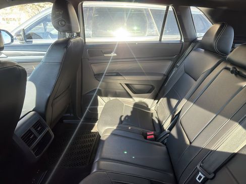 Used 2021 Volkswagen Atlas Cross Sport SE image 3