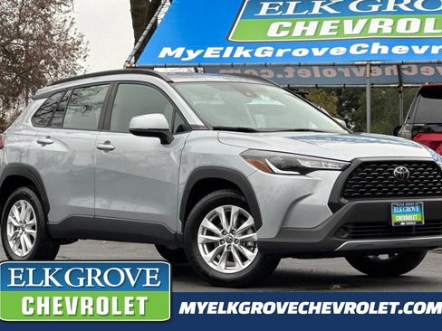 Used 2022 Toyota Corolla Cross LE image 1