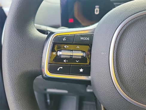 Used 2025 Kia Sorento LX image 29