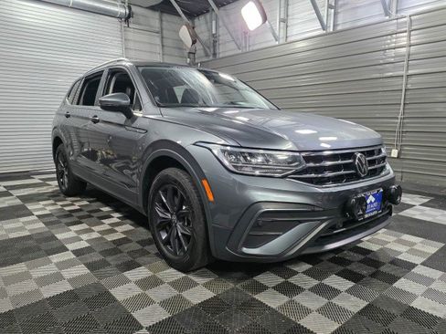 Used 2024 Volkswagen Tiguan SE w/ Panoramic Sunroof Package image 4