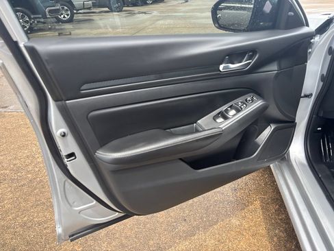 Used 2024 Nissan Altima 2.5 SV AWD/4WD image 18