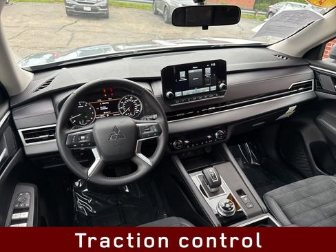 Used 2024 Mitsubishi Outlander SE image 14