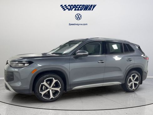 Certified 2025 Volkswagen Tiguan SE FWD image 11