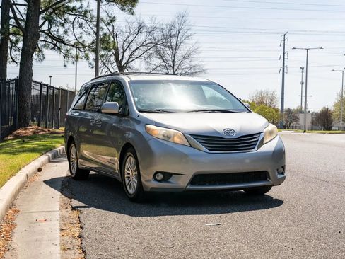 Used 2011 Toyota Sienna XLE w/ Entertainment Pkg FWD image 3