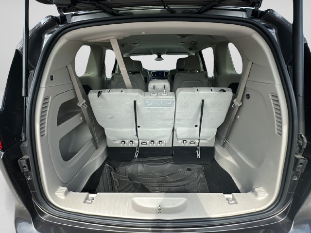 Used 2017 Chrysler Pacifica Touring-L Plus FWD image 20