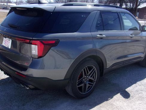 Used 2025 Ford Explorer ST image 2