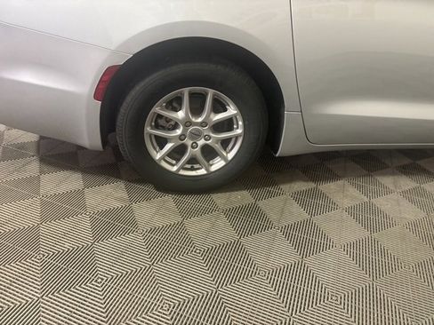 Used 2024 Chrysler Pacifica Touring-L image 53