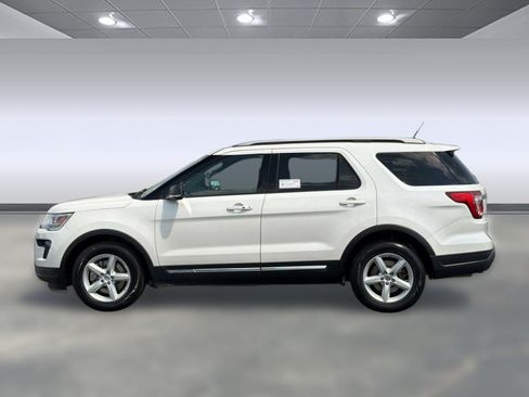Used 2019 Ford Explorer XLT w/ Equipment Group 202A FWD image 3