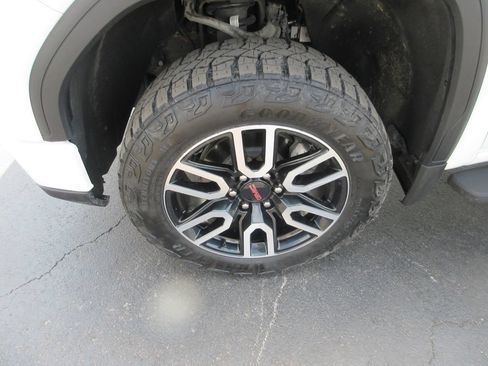 Used 2024 GMC Sierra 1500 AT4 w/ Technology Package AWD/4WD image 15