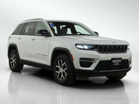 Used 2024 Jeep Grand Cherokee Limited image 7