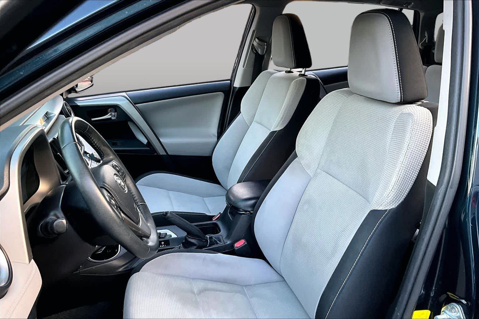 Used 2017 Toyota RAV4 XLE AWD/4WD image 8