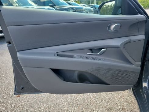New 2025 Hyundai Elantra SE image 17
