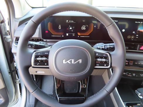 New 2026 Kia Carnival EX FWD image 4