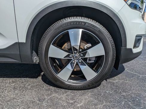 Used 2021 Volvo XC40 T5 Momentum w/ Premium Package image 11