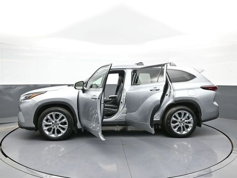 Certified 2024 Toyota Highlander Limited AWD/4WD image 45