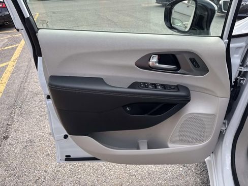 Used 2024 Chrysler Pacifica Limited FWD image 20