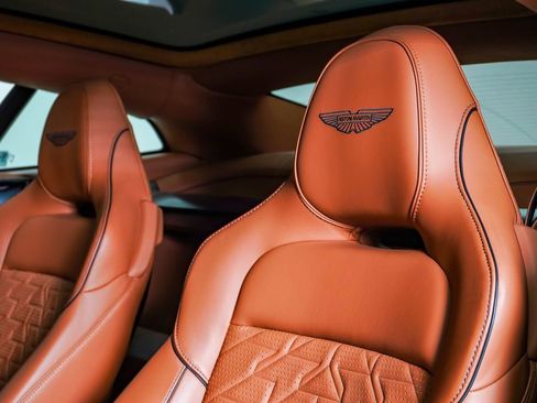Used 2025 Aston Martin Vanquish RWD image 22