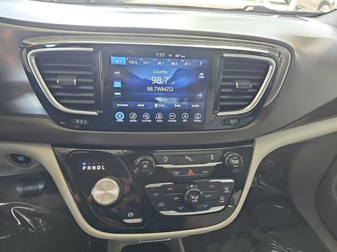 Used 2017 Chrysler Pacifica Touring-L Plus w/ Tire & Wheel Group FWD image 17