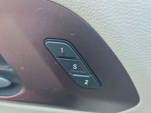 Used 2018 Chrysler Pacifica Limited w/ Tire & Wheel Group FWD image 18