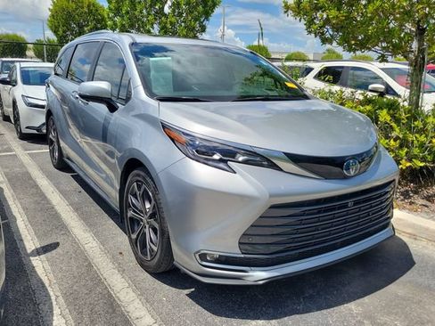 Used 2025 Toyota Sienna Platinum FWD image 3