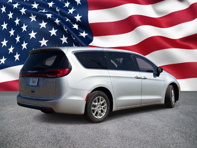 Used 2024 Chrysler Pacifica Touring-L FWD image 6