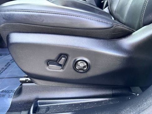 Used 2025 Chrysler Pacifica Select image 11