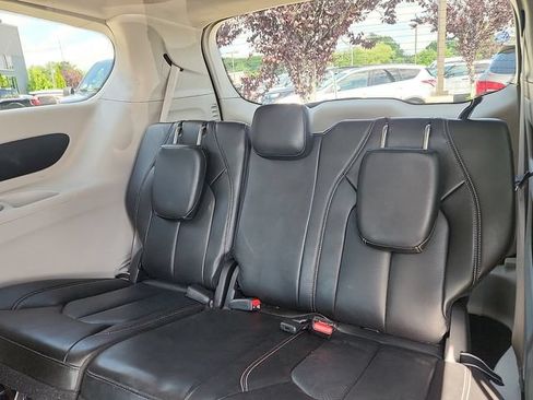 Used 2023 Chrysler Pacifica Touring-L FWD image 27