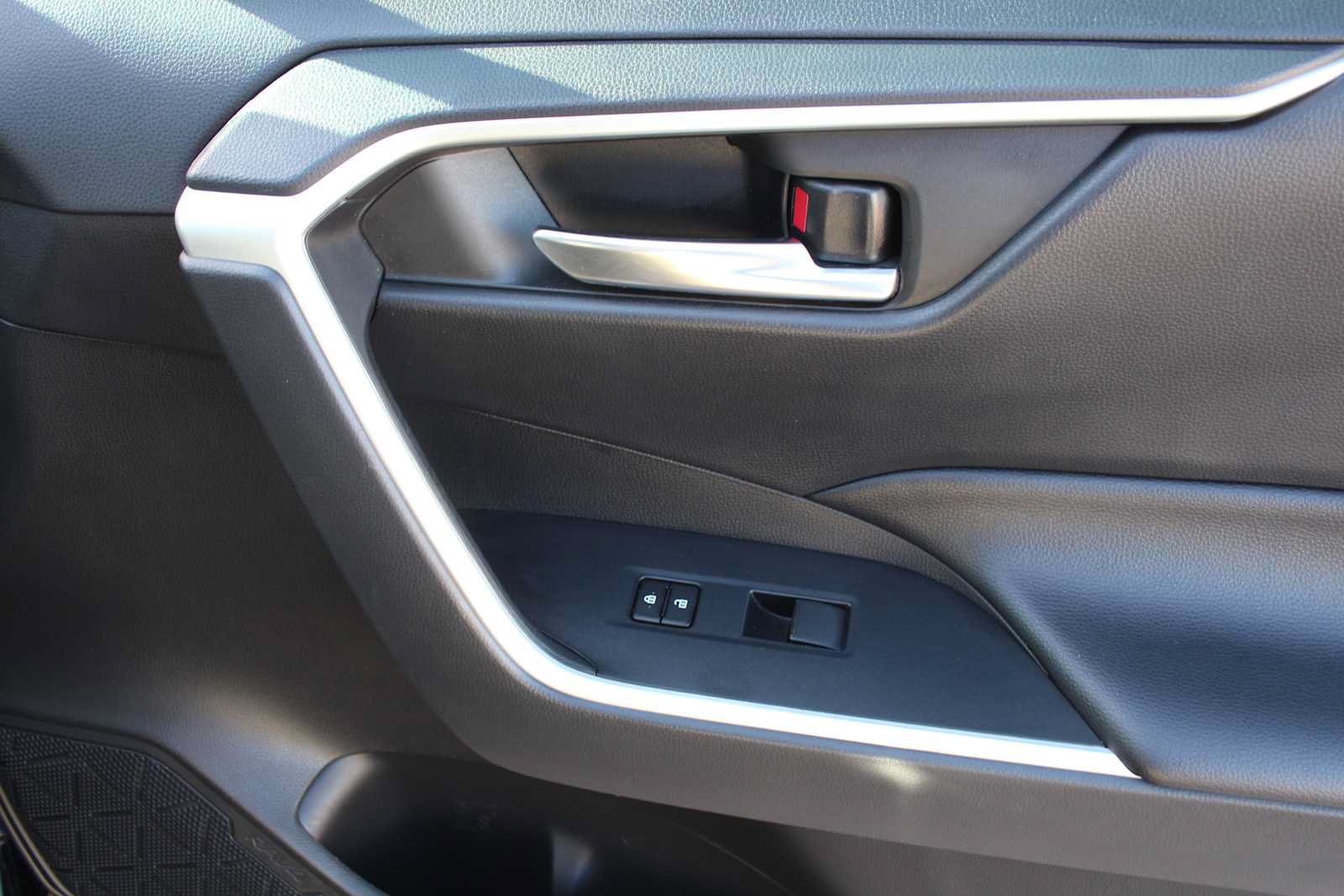 Used 2020 Toyota RAV4 XLE FWD image 19